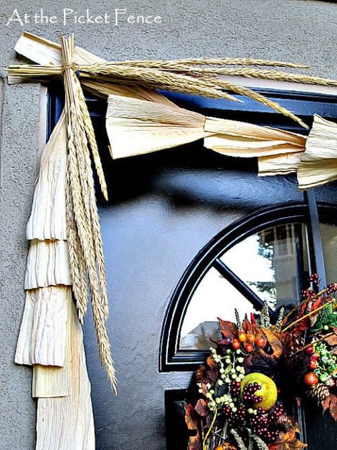 Decorating with Corn Husks Corn Husk Decor, Corn Husks, Garland Diy, Ideas For Decorating, Central Illinois, Corn Husk, Farmhouse Fall Decor, Funky Design, Diy Garland