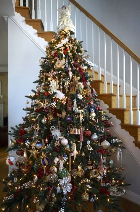 Christmas Tress Aesthetic, Christmas Tree With Old World Ornaments, Christmas Tree Antique, Classic Family Christmas Tree, Classy Traditional Christmas Tree, Tradional Christmas Tree Decorations, Traditional Colorful Christmas Tree, Trad Christmas Tree, Old World Ornament Christmas Tree