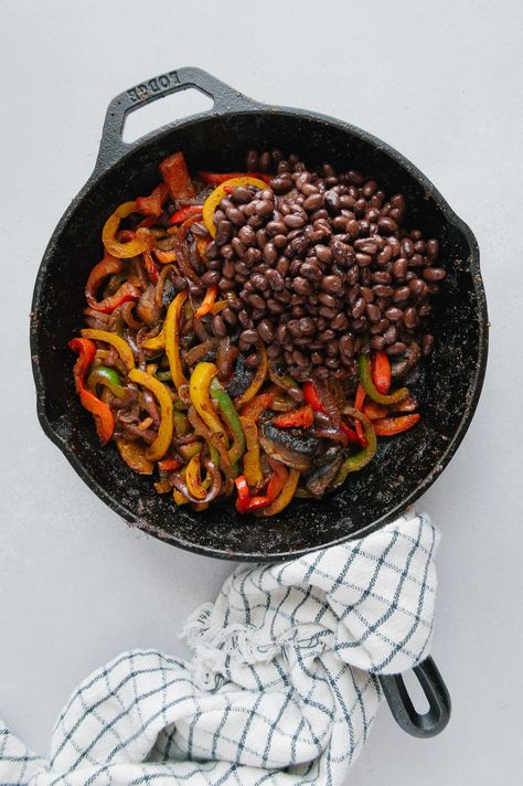 Quick Vegan Fajitas with Black Beans Black Bean Fajitas, Bean Fajitas, Fajita Skillet, Vegan Fajitas, Turkey Burger Recipes, Quick Vegan, Ethnic Food, Turkey Burgers, Skillet Meals