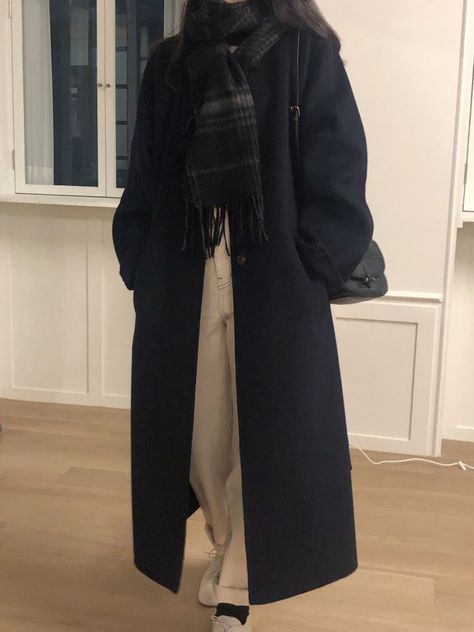 Black Coat Outfit, Mantel Outfit, Coat Outfit, Mode Casual, Looks Street Style, Coat Outfits, 가을 패션, Mode Vintage, Korean Outfits