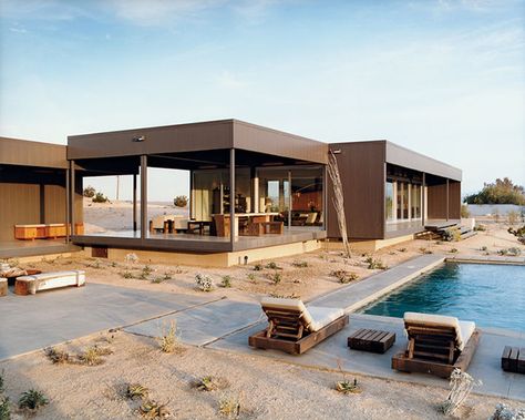 Desert House: Fascinating prefab home by Marmol Radziner Desert House Exterior, Desert House Plans, Modern Desert Home, Clad Home, Desert House, Modern Desert, Desert Living, Desert Design, Desert Homes