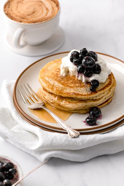 Coffee And Pancakes, Pancake Photoshoot, Diner Food Ideas, Pancakes Breakfast, Pancake Breakfast, Pancake Aesthetic, Mini Pancake Photography, Pancake Photography, Pancakes Photography