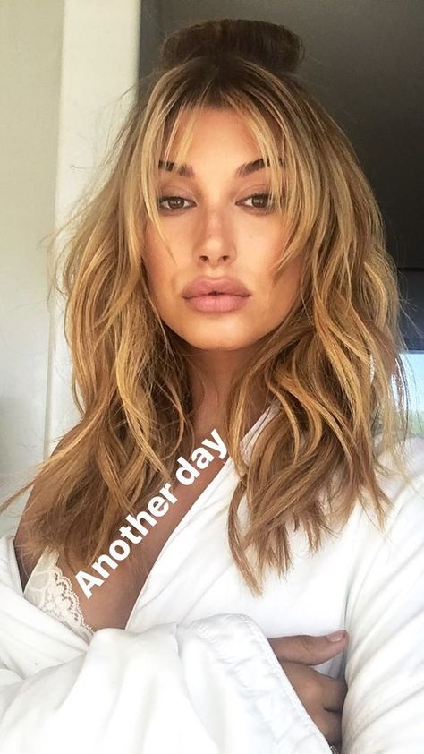 hailey baldwin Hailey Baldwin Hair, Summer Haircuts, Public Desire, Trendy Haircuts, Hailey Baldwin, Medium Hair Cuts, Hair Envy, Grunge Hair, Hailey Bieber