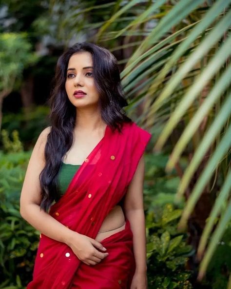 Sayali Sanjeev, Saree Pictures, Red Outfits, Make Up Hair, Pictures Photography, Elegant Saree, Indian Models, Salman Khan, Red Outfit