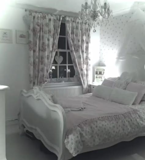 Gloomy Coquette Room, Dolly Bedroom, Morute Room, Pink House Interior, Gloomy Coquette, Pretty Room, Vintage Room, Room Design Bedroom, Room Makeover Inspiration