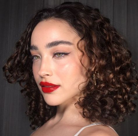 Marian Soler, Kawaii Hairstyles, Creative Makeup Looks, Model Face, Creative Makeup, Makeup Inspo, Face Claims, Curly Hair, Makeup Looks