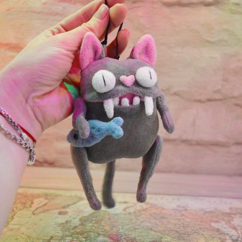 sewing toys easy Cat Plushie Pattern, Diy Plushies, Cat With Fish, Sewing Soft Toys, Cat And Fish, Cat Plushie, Toy Sewing, Sock Dolls, Diy Heart