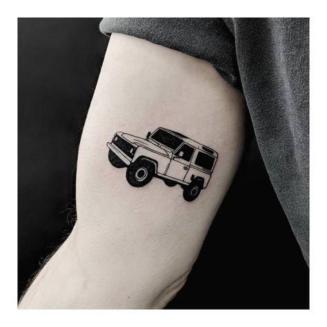 Land Rover Defender tattoo by Sabrina Parolin inked on the right bicep Tattoos Shoulder, Cool Arm Tattoos, Fire Tattoo, Range Rover Classic, Modern Tattoos, Tattoo Script, Classic Tattoo, Face Tattoos, Face Tattoo