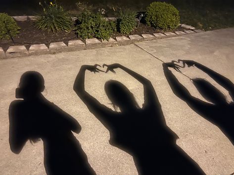 6people Pose, Winter Trio Pics, Trio Dynamic, French Homework, Chaotic Trio, Trio Pics, Group Picture Poses, Best Friend Images, Dark Forest Aesthetic