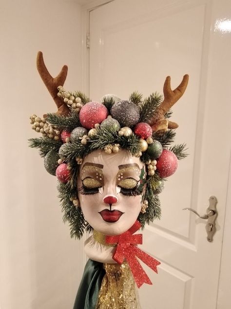 Christmas Mannequin Head, Secret Santa At Work, Christmas Gift Exchange Ideas, Mannequin Decor, Christmas Headpiece, Gift Exchange Ideas, Styrofoam Head, Mannequin Art, Christmas Gift Exchange