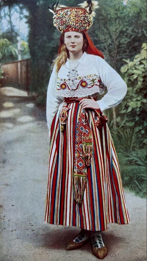 Traditonal detail and bright colouring of an Estonian brides headress and clothing. Picture taken from the book People of all Nations. Finish Traditional Clothing, Traditional European Clothing, Eastern European Traditional Clothing, Estonian Traditional Clothing, Silesian Folk Costume, Estonian Clothing, Estonian Culture, Slovenian Traditional Clothing, Eastern European Folk Costume