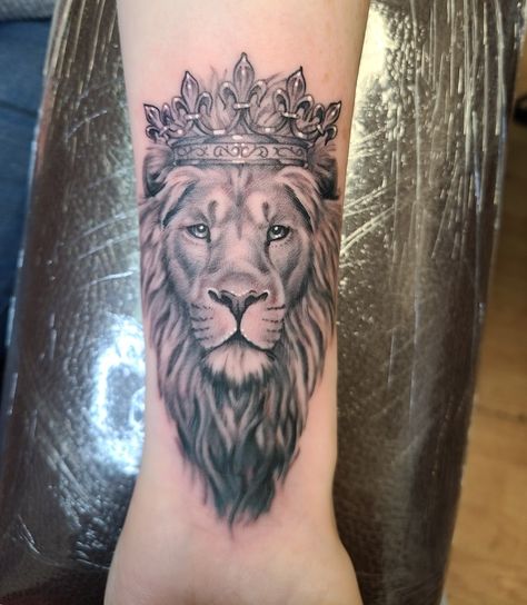 Lion With Crown Tattoo For Women, Lion With Crown Tattoo Design, Lion Crown Tattoo, Lion With Crown Tattoo, Tiara Tattoo, Crown Tattoos For Women, Lion With Crown, Desired Body, Female Lion