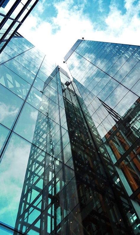 Perfect picture of a glass building Traveler Aesthetic, Glass Skyscraper, Glass City, Aztec Wallpaper, Wallpapers Ideas, Aluminium Cladding, Smart Building, Building Aesthetic, Building Photography