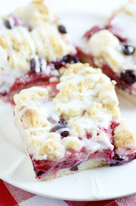 A delicious berry pie with FOUR incredible layers: buttery press-in-the-dish crust, juicy blueberries and strawberries, pie crust crumble, and a sweet vanilla glaze. Cranberry Bars Recipe, Cranberry Bars, Crumb Bars, Pie Bar Recipes, Blackberry Recipes, Blueberry Pie Filling, Berry Pie, Pie Bar, 9x13 Baking Dish