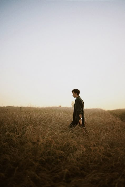 In The Field Photoshoot, Grass Photoshoot Ideas Men, Farm Photoshoot Ideas Men, Long Grass Photoshoot, Field Photoshoot Men, Forest Photoshoot Men, Grass Photoshoot Ideas, Grass Field Photoshoot, Nature Portrait Photography