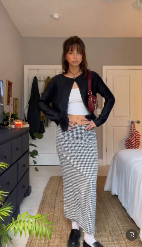 Black Tube Top Outfit Winter, Tube Top Outfit Winter, White Tube Top Outfit, Black Tube Top Outfit, Tube Top Pattern, Maxi Skirt Fit, Tube Top Outfit, Black Top Outfit, Tube Top Outfits