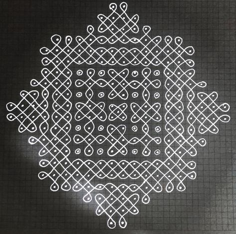 Nelaganta Muggulu, Temple Kolam, Radham Muggu, Easy Rangoli Designs Videos, Rangoli Designs Photos, Dots Rangoli, Easy Rangoli Designs Diwali, Rangoli Side Designs, Sikku Kolam