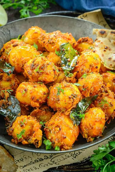 Bombay Potato Recipe, Bombay Potatoes, Indian Side Dishes, Aloo Recipes, India Food, Food Recipes Vegetarian, Indian Snacks, Indian Food Recipes Vegetarian, Indian Cooking