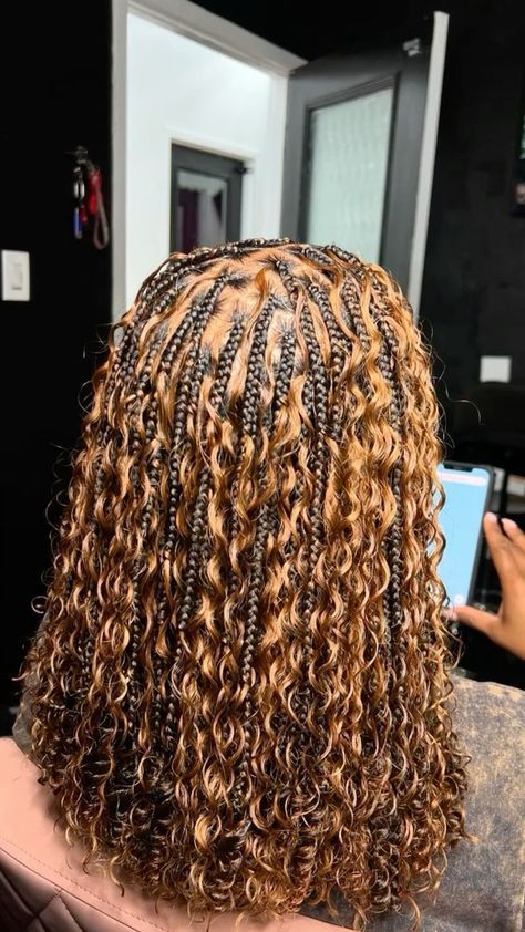 Blonde Highlights Braids Black Women, Small Ginger Boho Knotless Braids, Boho Braids Highlights, Ginger Hairstyles Braids, 350 Braids Black Women, Honey Blonde Boho Knotless Braids Bob, Braided Hairstyles For Black Women Short, Short Blonde Braids, Hairstyles For Medium Length Hair School