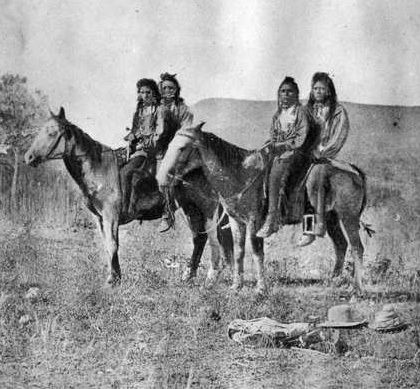 Shoshone enjoying a horse ride, but no names, date, or location Spirit Tribe, Pioneer Art, Indian Territory, American Indian History, Native American Photos, Indian Tribes, Native American Peoples, Indigenous People, Indian Heritage