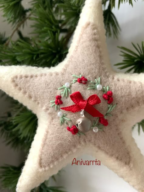 Ornaments Made With Ribbon, Felt Xmas Ornaments To Make, Embroidery Cristhmas, Wool Ornaments Christmas, Beaded Embroidery Christmas Ornaments, Felt Christmas Ornaments Patterns Free, Sewn Christmas Ornaments, Embroidered Christmas Ornaments, Diy Felt Christmas Ornaments