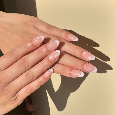 21 Simple Cute Spring French Tip Nails 17 Spring French Tip Nails, Spring French Tip, Dark Green Nail Polish, Pink French Tip Nails, Burgundy Nail Polish, Spring Nail Ideas, Pink French Tip, Simple Spring Nails, Metallic Nail Polish