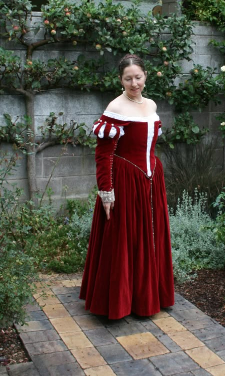 1550s Venetian Gown – Historical Alterations Venetian Gown, 1500s Dress, Fantasy Costume Design, Elizabethan Dress, Venetian Costumes, Cartridge Pleats, Patterns Of Fashion, Fair Outfits, Period Clothing