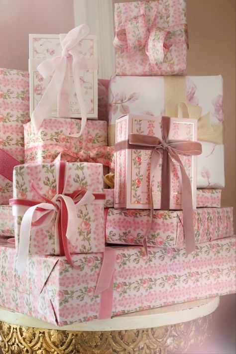 Girly Wrapping Ideas, Birthday Presents Wrapped, Pink Wrapped Gifts, Loveshack Fancy Christmas, Pink Wrapping Paper Christmas, Pink Gifts Ideas, Cute Christmas Gift Wrapping Ideas, How To Wrap Blankets As Gifts, Love Shack Fancy Christmas