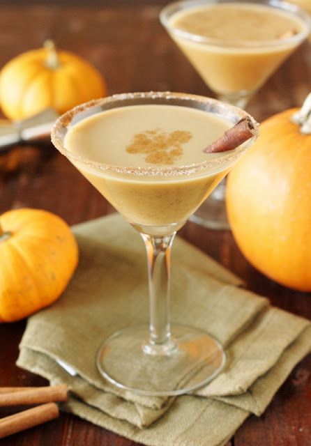 Pumpkin Martini Recipe, Pumpkin Spice Martini, Easy Holiday Cocktail Recipes, Martini Recipes Easy, Pumpkin Spice Cocktail, Pumpkin Martini, Easy Holiday Cocktails, Spiced Drinks, Thanksgiving Drinks