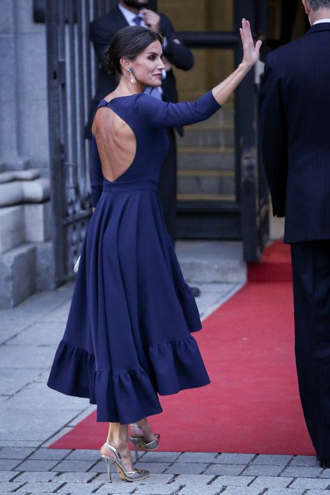 Outfits Spain, Queen Of Spain Letizia, Royal Theatre, Estilo Real, Queen Of Spain, Short Women Fashion, Spanish Royal Family, Letizia Of Spain, Rich Color Palette