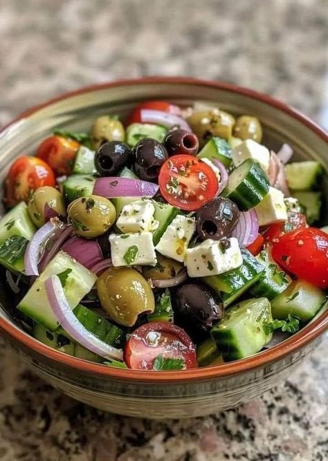 Classic Greek Salad, Greek Salad Ingredients, Quick Soup Recipes, Quick Soup, Classic Salad, Greek Salad Recipes, Jamie Oliver Recipes, Crock Pot Recipes, Greek Flavors