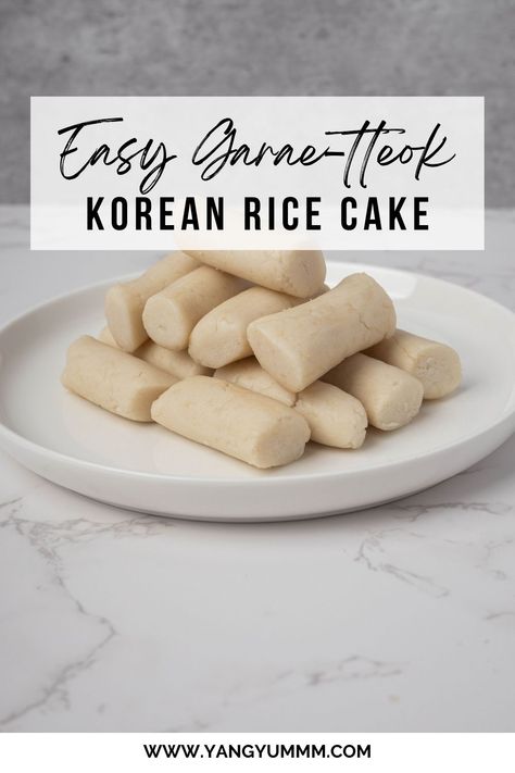 This Korean cylindrical goodness called Garae-tteok is so soft and chewy. It can be eaten as a snack or used to make other awesome and delicious savory rice cake dishes! Chewy Rice Cake, Garaetteok Recipe, Tteok Recipe, Recipe Korean, Korean Rice Cake, Rice Cake Recipes, Savory Rice, Korean Rice, Korean Recipes