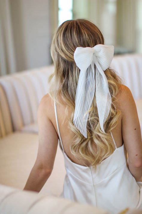 The cutest bridal accessory for a bachelorette or bridal shower! Pleated bridal bow by Tailored Tulle Bridal Hair With Bow, Wedding Hair With Bow, Veils Bridal Fingertip, Half Up Hair Do, Bridal Hair Bow, Wedding Hair Bow, Bridesmaid Hairdo, Bachelorette Party Hair, Veil Alternative