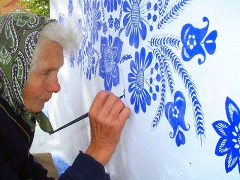 90-Year-Old Czech Grandma Turns Small Village Into Her Art Gallery By Hand-Painting Flowers On Its Houses | Bored Panda Agnes Kasparkova, Galleria D'arte, Folk Art Flowers, Summer Painting, Time Painting, Hur Man Målar, Small Village, Stenciling, Hand Painted Flowers