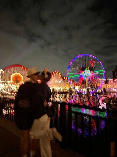 Disneyland Couple Aesthetic, Theme Park Couple, Couple Disney Pictures, Disney Couple Pictures, Disneyland Poses, Disneyland Couples Pictures, Disneyland Date, Disney Couple Outfits, Disneyland Couple