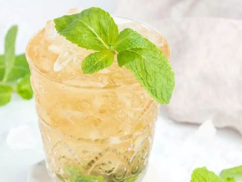 6 Spring Mocktail Recipes for the Perfect Toast Mint Julep Recipe Non Alcoholic, Mint Julep Recipe Kentucky Derby, Best Mocktail Recipe, Kentucky Derby Food, Summer Drinks Alcohol Recipes, Kentucky Derby Mint Julep, Easy Mocktails, Julep Recipe, Mint Julep Recipe