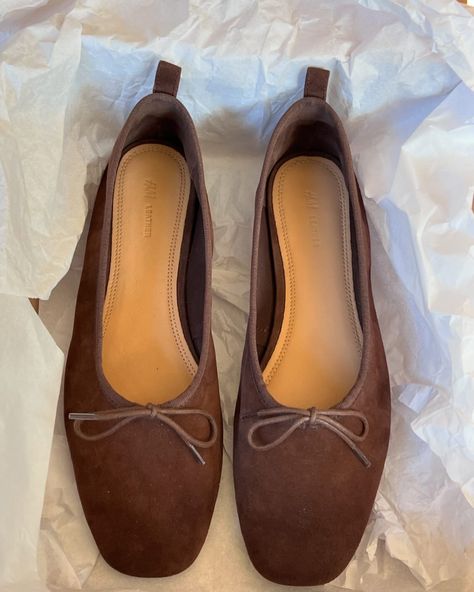 New in 🤎 Ballerinas for fall - yes or no? 🍁 . . . . Fall fashion, outfit ideas for fall, Autumn outfit ideas, trendy fall fashion, ballet flats, suede ballerina, brown ballerina, fall inspo #hmxme #hm #fall #fallfashion #minimalstyle #businesscasualoutfit #autumnoutfit Trendy Ballet Flats, Brown Ballet Flats Outfit, Brown Flats Outfit, Aw24 Outfits, Minimalstyle Outfit, Brown Ballerina, Fall Fashion Outfit Ideas, Neutral Color Outfits, Outfit Ideas Trendy