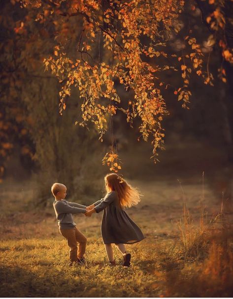 Family Photos At Pumpkin Patch, Creative Fall Family Photoshoot, Sibling Picture Poses, Photo Shoot Ideas Family, Unique Fall Photoshoot Ideas Family, October Mini Photoshoot, Two Kids Photoshoot, Fall Sibling Photoshoot, Sibling Fall Pictures