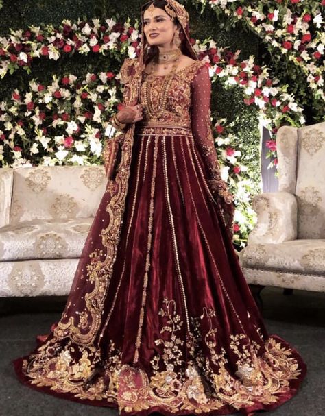 Bride wearing Tena durrani on her barat Red Bridal Dress, Desi Wedding Dresses, Asian Wedding Dress, Asian Bridal Dresses, Gold Wedding Dress, Bridal Dresses Pakistan, Pakistani Wedding Outfits, Asian Bridal, Pakistani Bridal Dresses