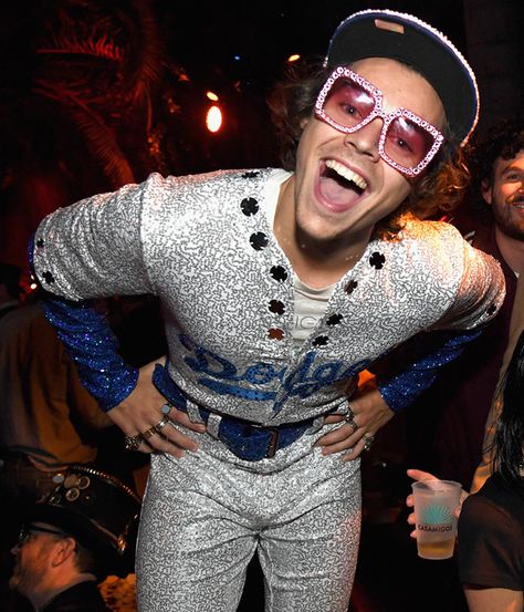 The Very Best 2018 Celebrity Halloween Costumes: Harry Styles #halloween #costumeideas #celebritystyle Elton John Halloween Costume, Harry Styles Halloween, Celeb Halloween, Elton John Costume, Harry Aesthetic, Goodbye Yellow Brick Road, Harry Styles Gif, Celebrity Costumes, Best Celebrity Halloween Costumes