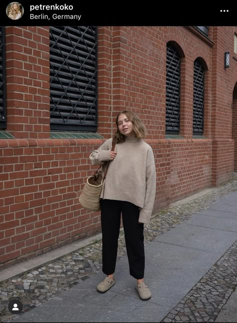 Boston Clogs Outfit Black Jeans, Professional Birkenstock Outfit, Minimal Midsize Fashion, Birkenstock Clogs Lounge Outfit, Birkenstock Boston Business Casual, Birkenstock Clogs Outfit Teacher, Trousers And Birkenstock Outfit, Work Outfit With Clogs, Boston Clogs Outfit Comfy