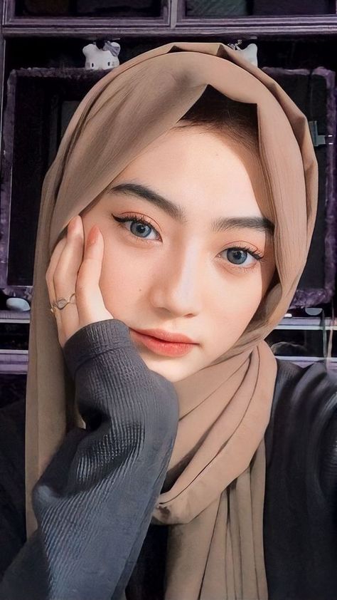 Blue Hijab, Peekaboo Color, Video Hijab, Foto Cewek Hijab Aesthetic, Blue Black Hair, Dark Blue Hair, Neutral Blonde, Peekaboo Hair, Latest Hair Color