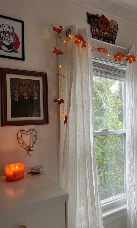 fall room decor, halloween room decor, bedroom decor, cozy room decor Cozy Halloween Decor Diy, Halloween Decor Inspo Living Room, September Room Decor, Room Inspo Halloween, Cute Autumn Decor, Autumn Aesthetic Decoration, Diy Fall Decor Aesthetic, Cozy Fall Room Aesthetic, Fall Inspo Decor