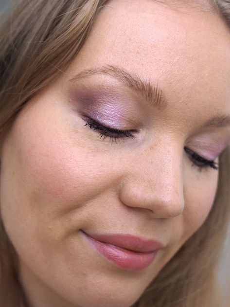 Soft purple eye makeup - tutorial - Charlotta Eve Light Purple Eye Makeup, Makeup With Purple Dress, Beach Eye Makeup, Soft Purple Eye Makeup, Light Purple Makeup, Purple Eye Makeup Tutorial, Purple Eyeshadow Looks, Prom Eyes, Makeup Over 40