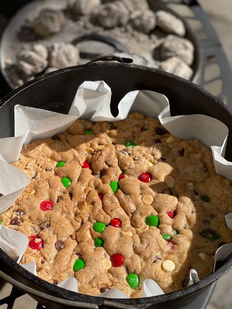 Dutch Oven Cookie Recipe, Christmas Camping Food, Campfire Dutch Oven Recipes, Dutch Oven Desserts, Outdoor Recipes, Chocolate Chip Cookie Brownies, Campfire Recipes, Camping Desserts, Chocolate Chip Cookie Mix