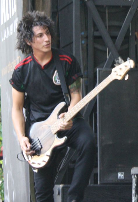 Jaime Preciado Jaime Preciado, Tony Perry, Emo Men, Solo Photo, Kellin Quinn, Rawr Xd, Warped Tour, Emo Guys, Pierce The Veil