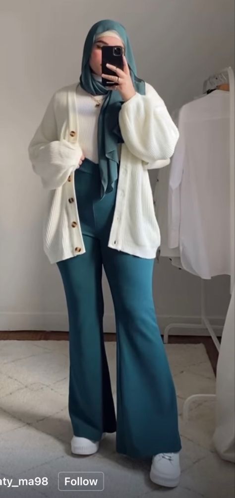 Birthday Modest Outfit, Bell Pants Outfit Jeans, Bell Pants Outfit, Islamic Modest Fashion, Modest Outfit, Bell Pants, Hijab Aesthetic, Winter Jeans, Outfit Jeans