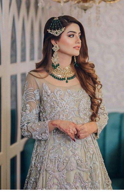 Garara Dress, Pakistani Bridal Hairstyles, Hairstyles For Gowns, Bride Photos Poses, Bridal Jewellery Inspiration, Layered Haircuts For Medium Hair, Beautiful Pakistani Dresses, Bridal Dress Fashion, Indian Bridal Dress