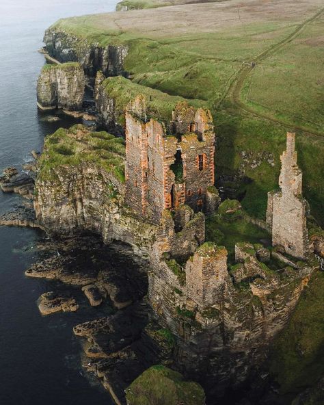 Chateau Medieval, Scotland Castles, Abandoned Castles, Château Fort, Scottish Castles, Chateau France, Castle Ruins, Beautiful Castles, A Castle