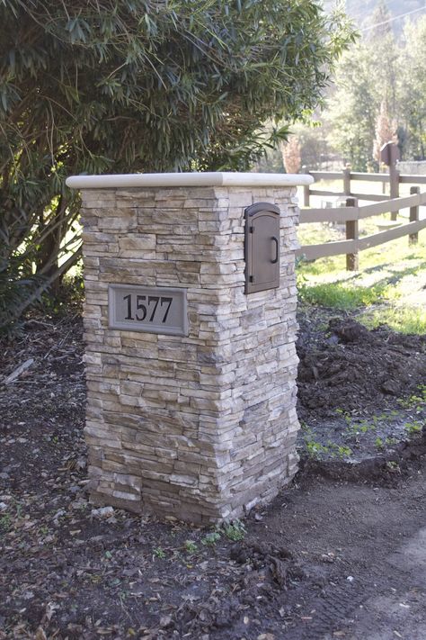 Mailbox with stacked stone Driveway Pillars, Diy Mailbox Ideas, Stone Mailbox, Mail Box Ideas, Brick Mailbox, Entrance Landscaping, Mailbox Landscaping, Diy Mailbox, Driveway Lighting